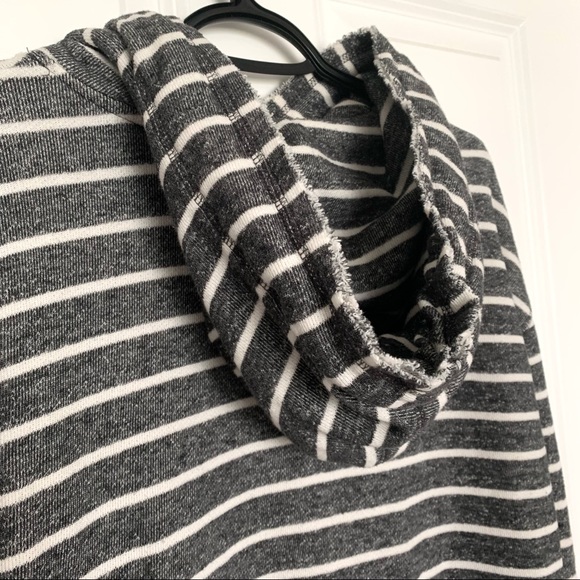 • JO & CO• Grey & White Striped Raw Hem Hoodie Size L - Picture 6 of 11